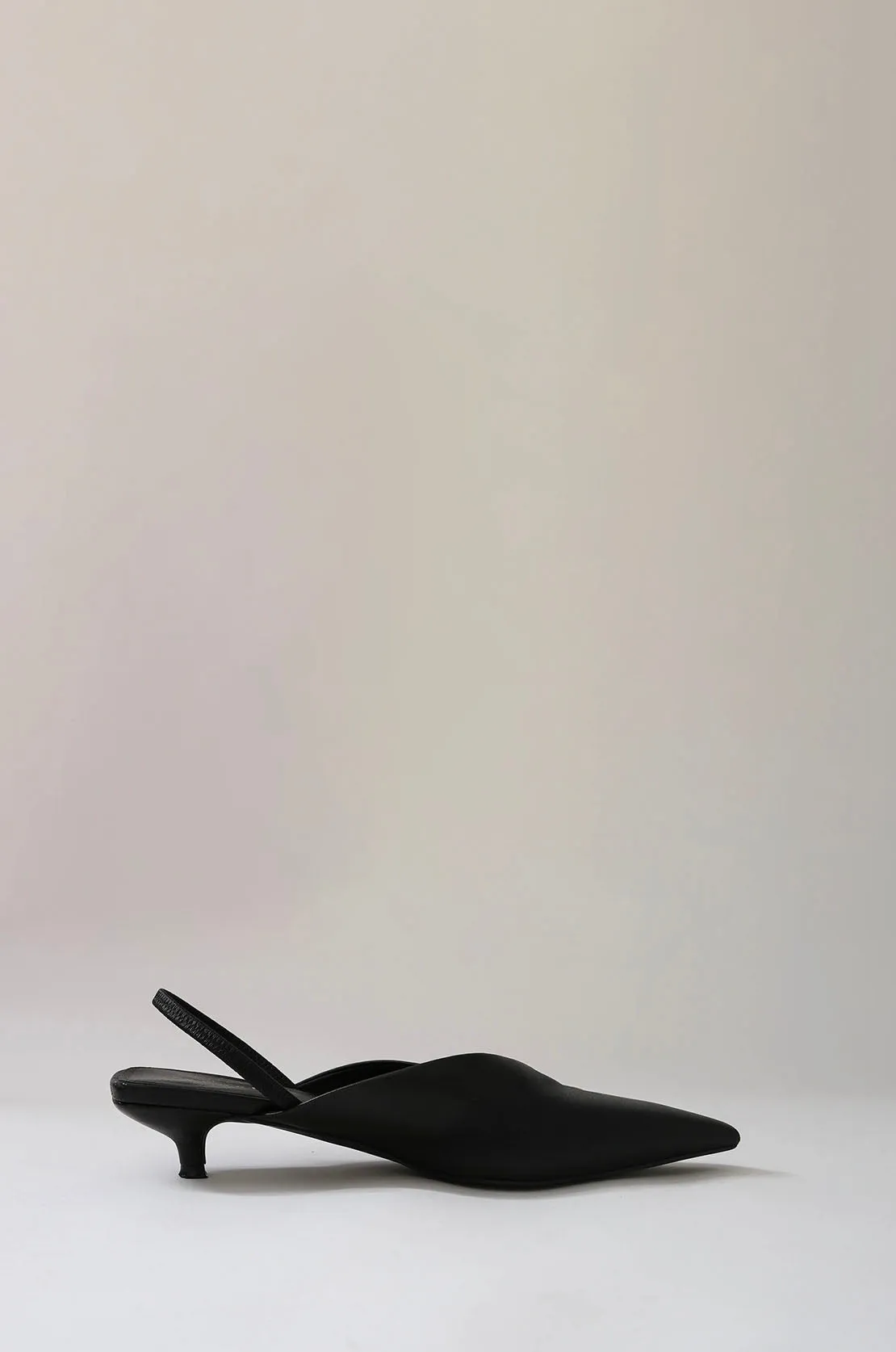 arrow slingback heel / black