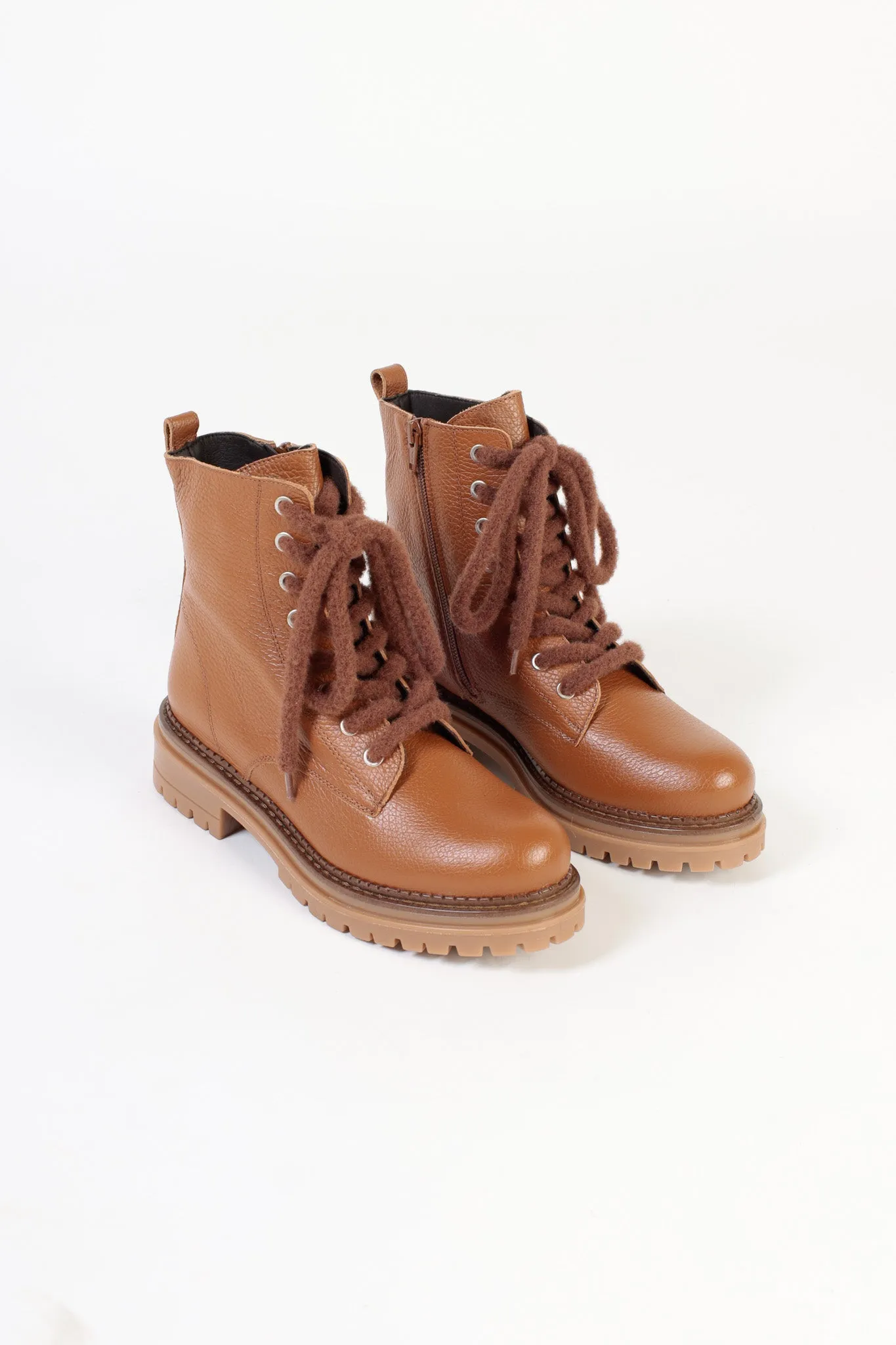 ELLIE CUOIO - Lace-Up Flat Ankle Boots